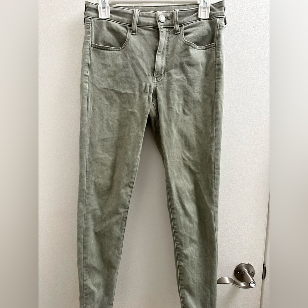 American Eagle, army green . Size 6 short pants